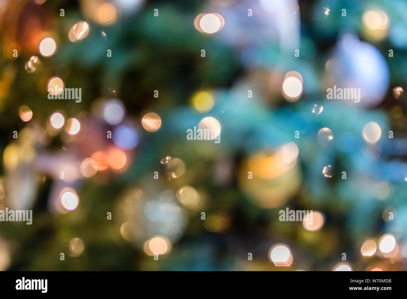 Vacanze di Natale e la festa a tema bokeh di fondo con uno sfondo verde, oro e argento brilla Foto Stock