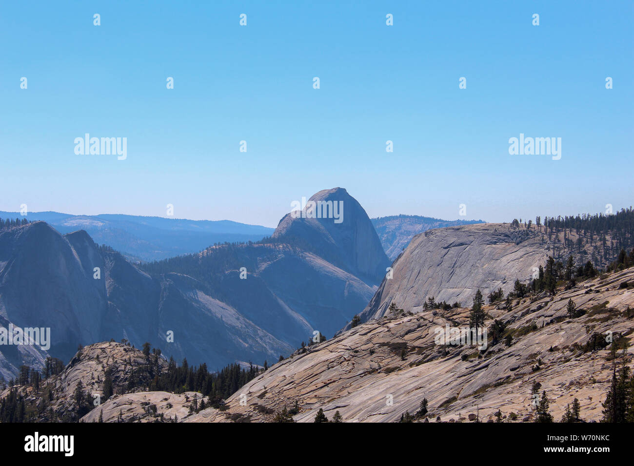 Olmsted punto lungo la Tioga Road, del Parco Nazionale Yosemite, offre una vista in Tenaya Canyon, particolarmente Half Dome e Tenaya Lake. Foto Stock