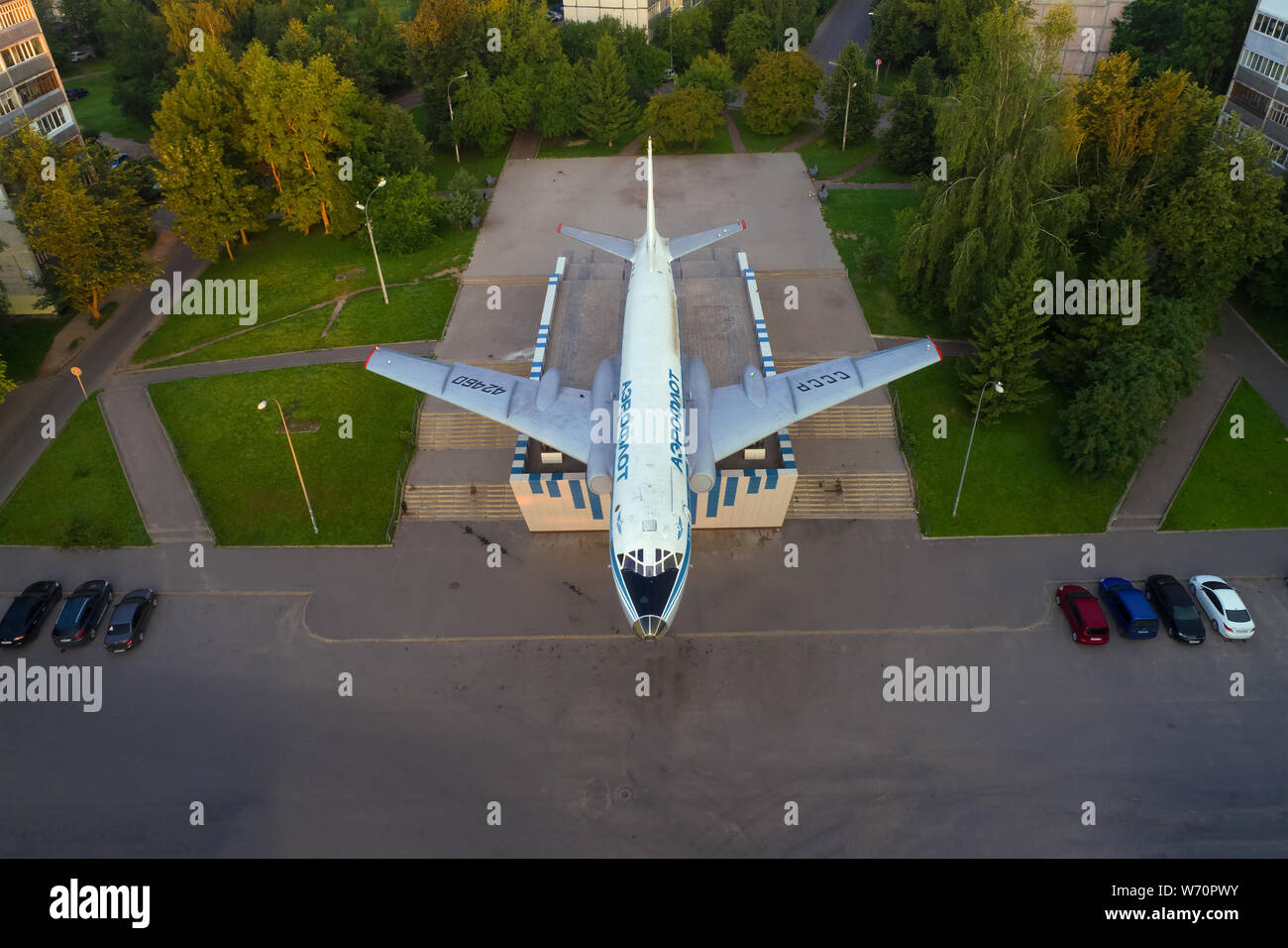 RYBINSK, Russia - 15 luglio 2019: vista dal di sopra del Tu-104un piano - un monumento sul motore-builders street su un luglio mattina (ripresa da un qua Foto Stock