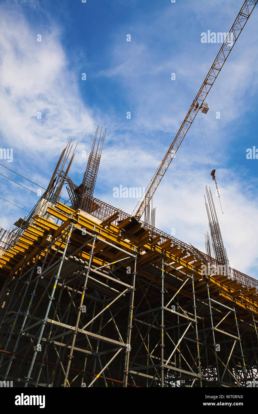 Composizione astratta della costruzione di edifici, gru di grandi dimensioni e di costruzione. Foto Stock