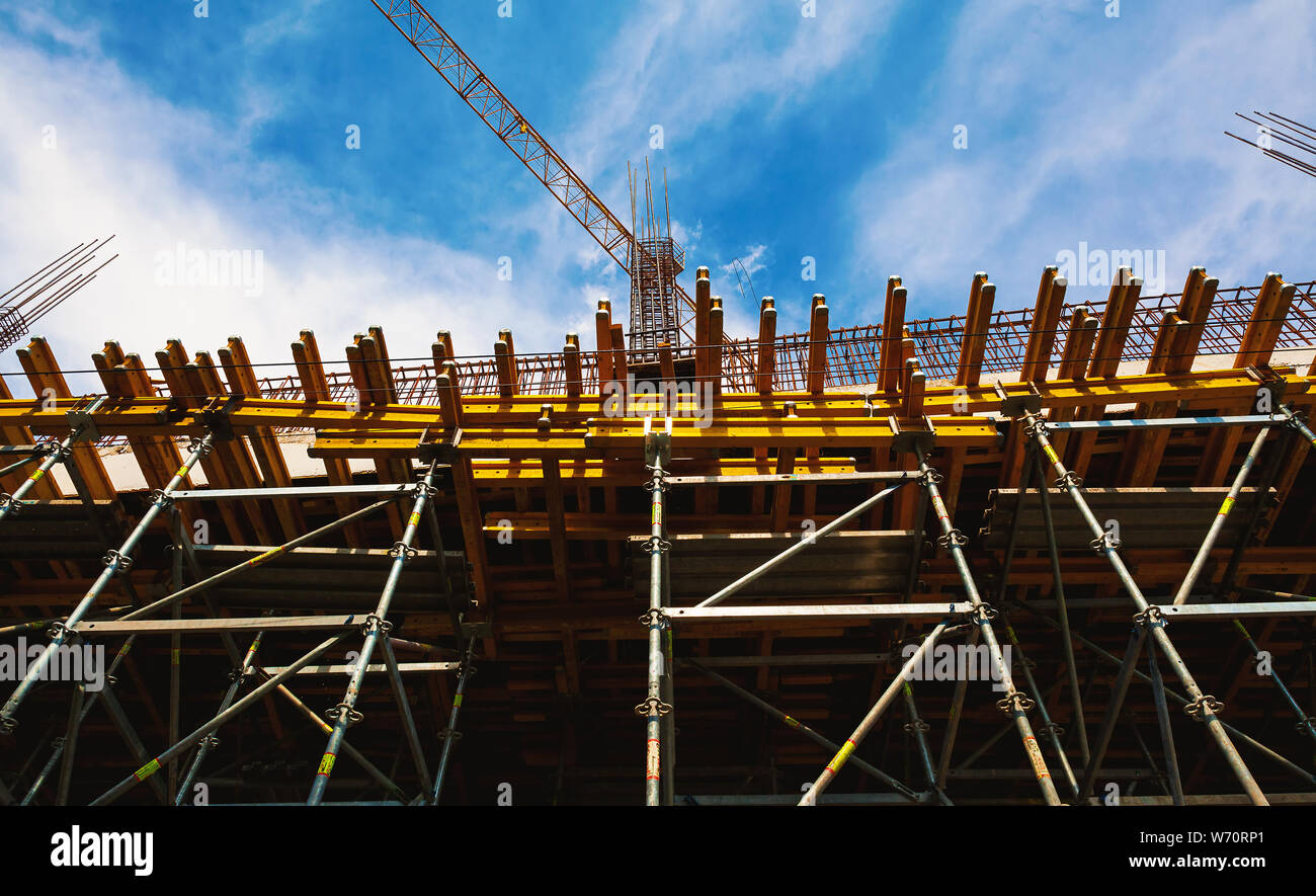 Composizione astratta della costruzione di edifici, gru di grandi dimensioni e di costruzione. Foto Stock