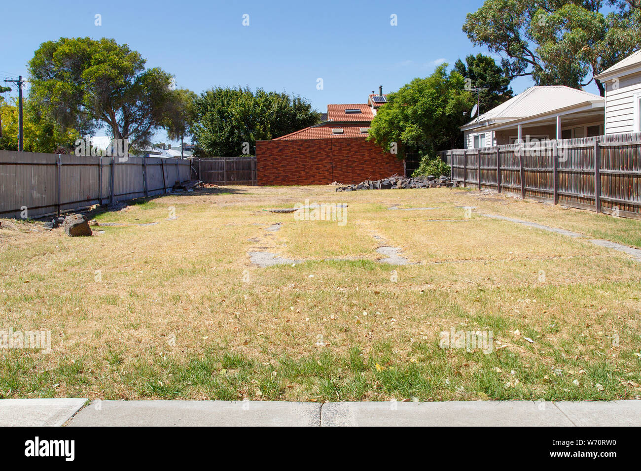 Ampio giardino con zona per essere venduto come un terreno edificabile. Vacante terra disponibile per la costruzione è molto costoso nella periferia di Melbourne. Foto Stock