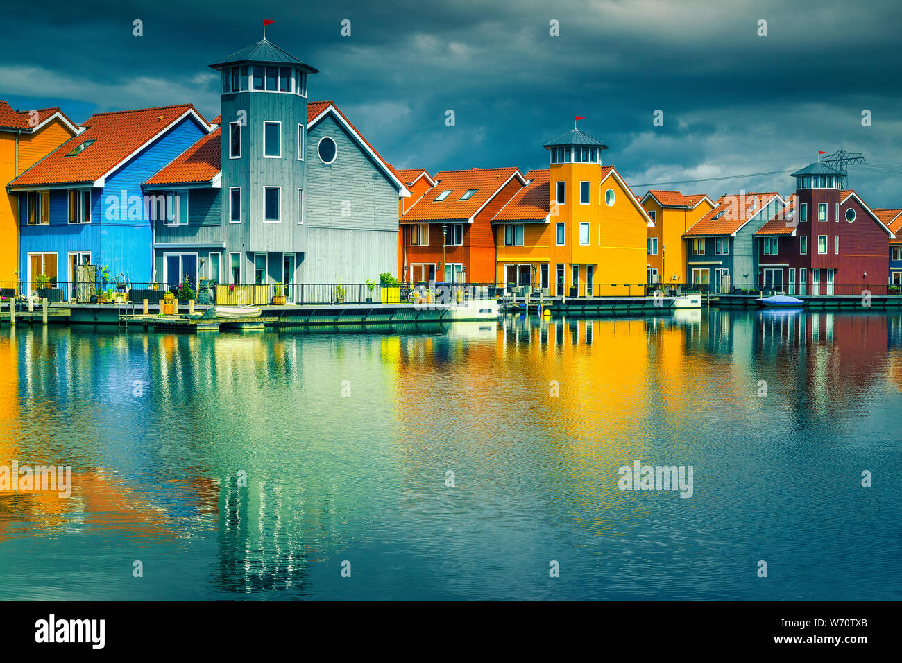 Il pittoresco centro turistico e università città olandese. Spettacolare Reitdiephaven street con tradizionale moderna colorate case di legno sull'acqua, Groningen, Foto Stock