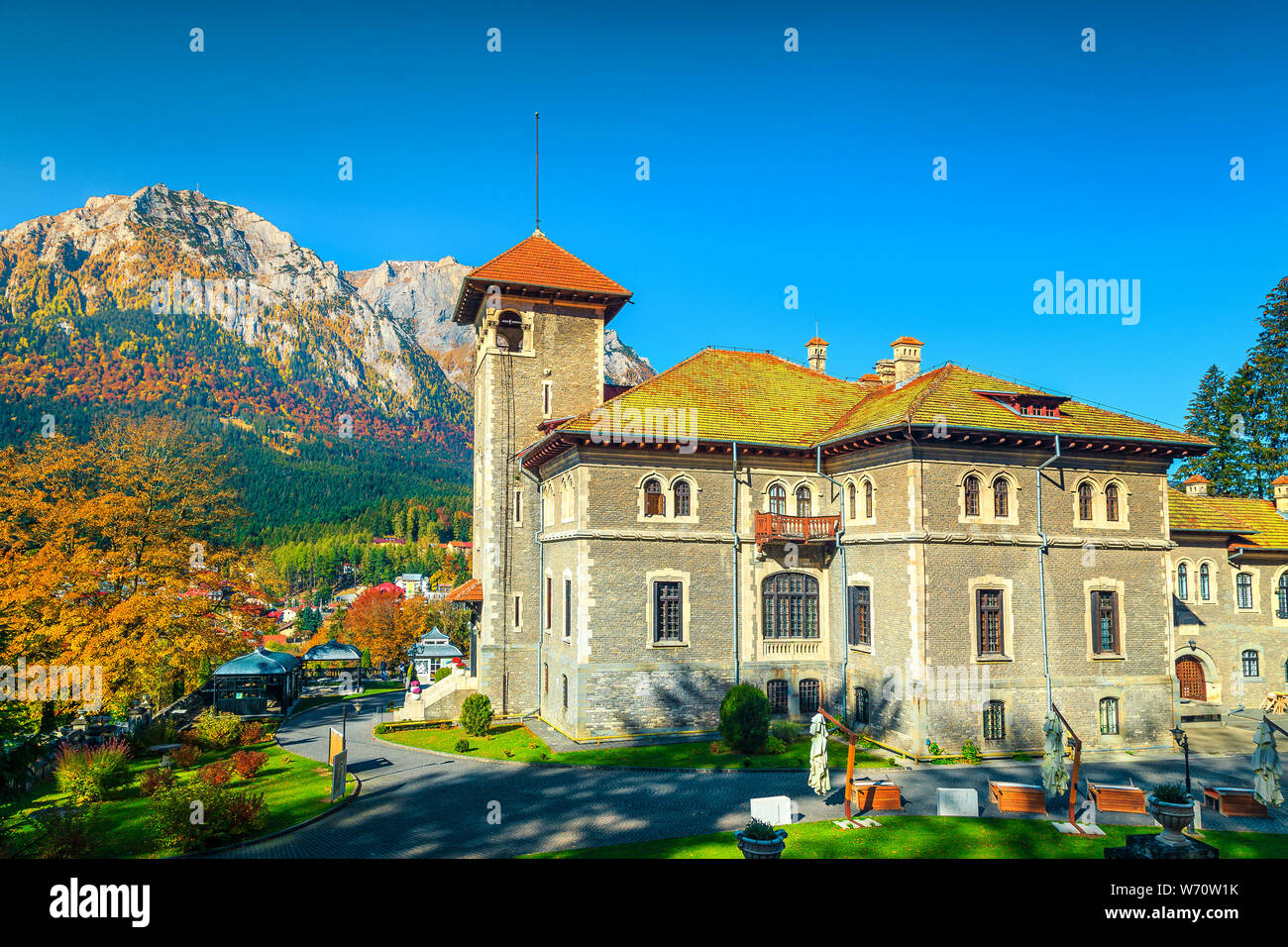 Famoso centro turistico e luogo di escursione. Palazzo Cantacuzino e cortile interno con ristorante e caffetteria. Panoramiche belle montagne di Bucegi e Cantacuzino c Foto Stock