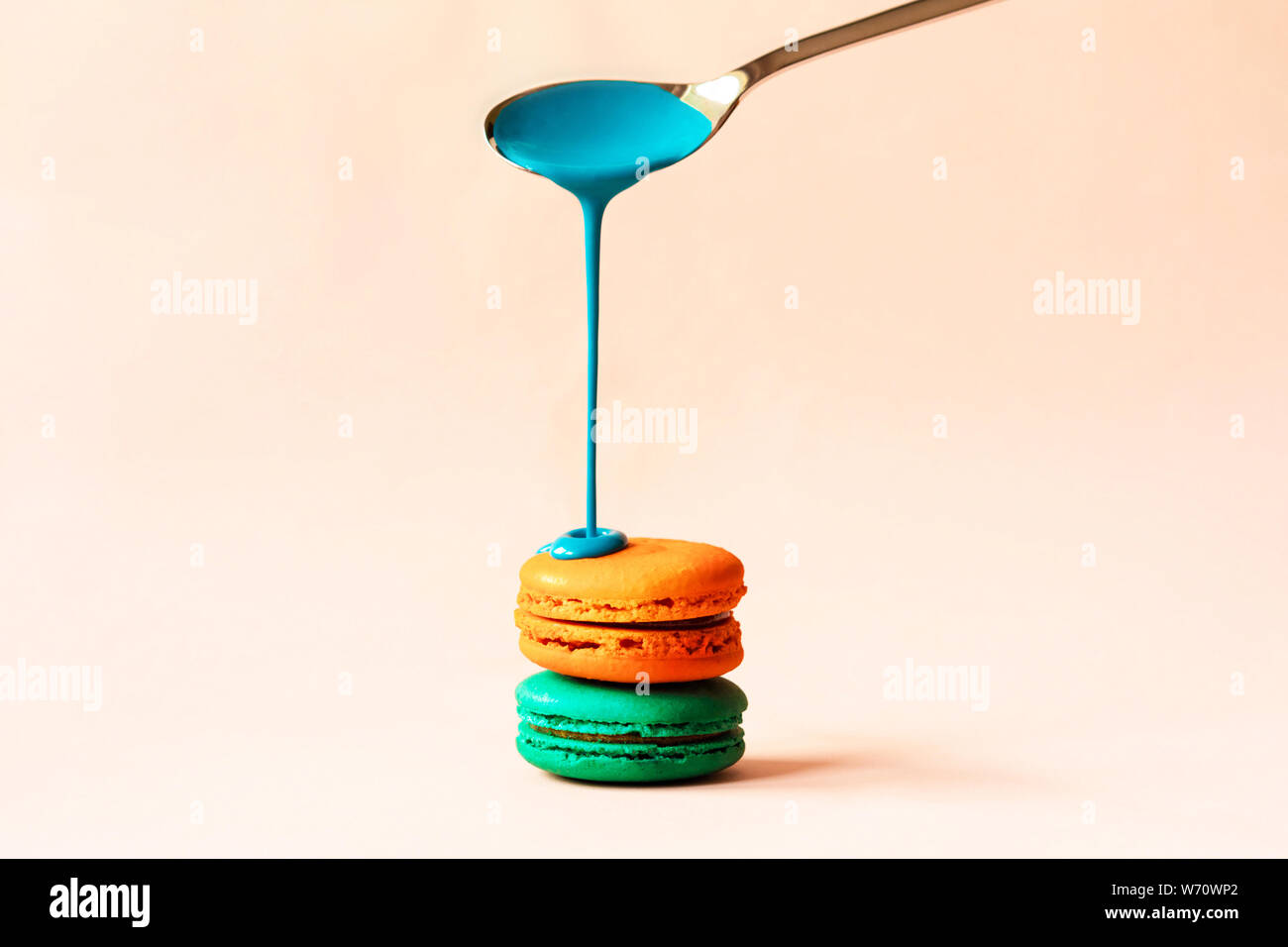 La vernice liquida fuoriuscite da un cucchiaio su un amaretto Foto Stock