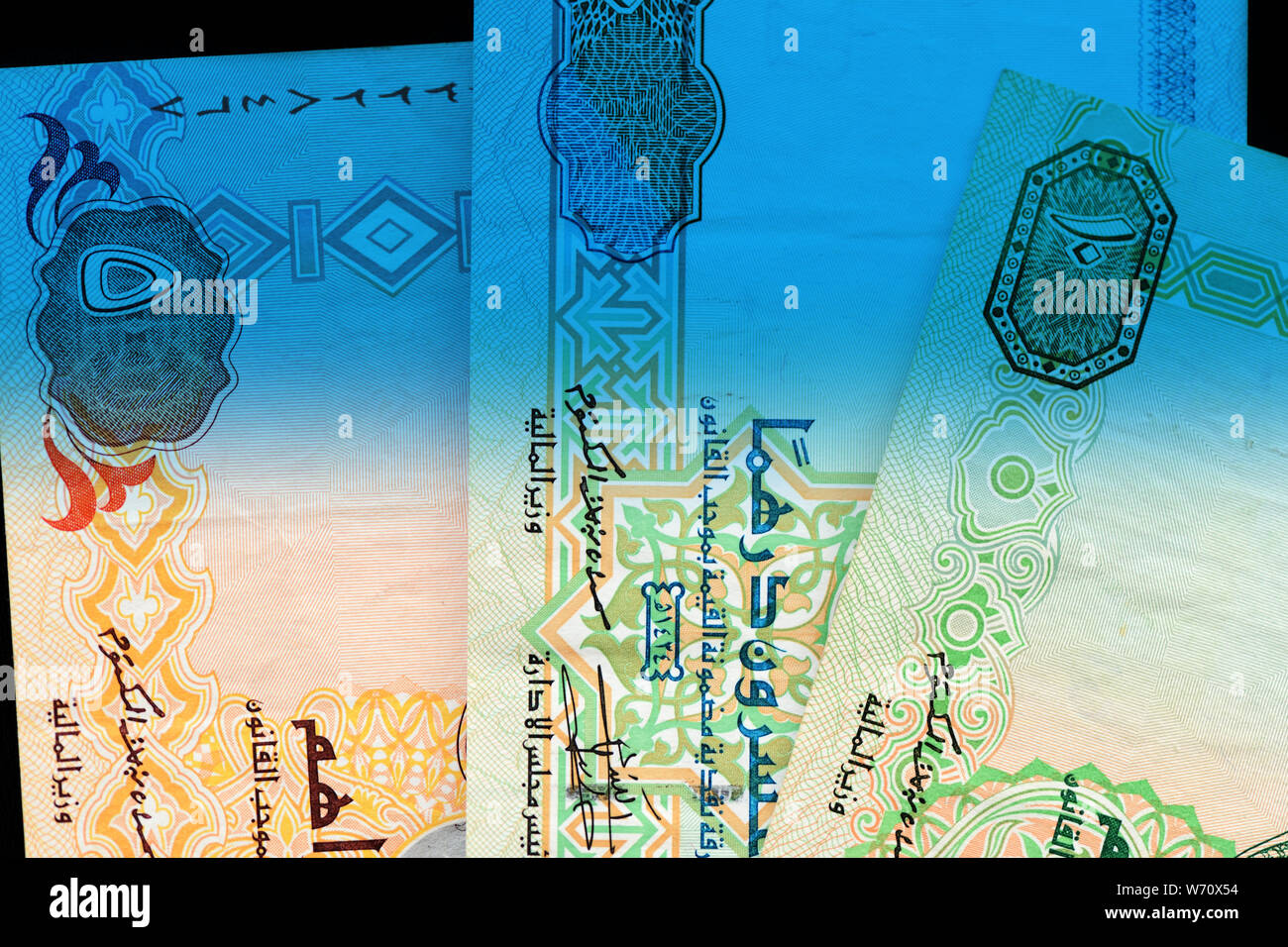Dirham moneta note close up. Il denaro di sfondo di colore blu tonica Foto Stock