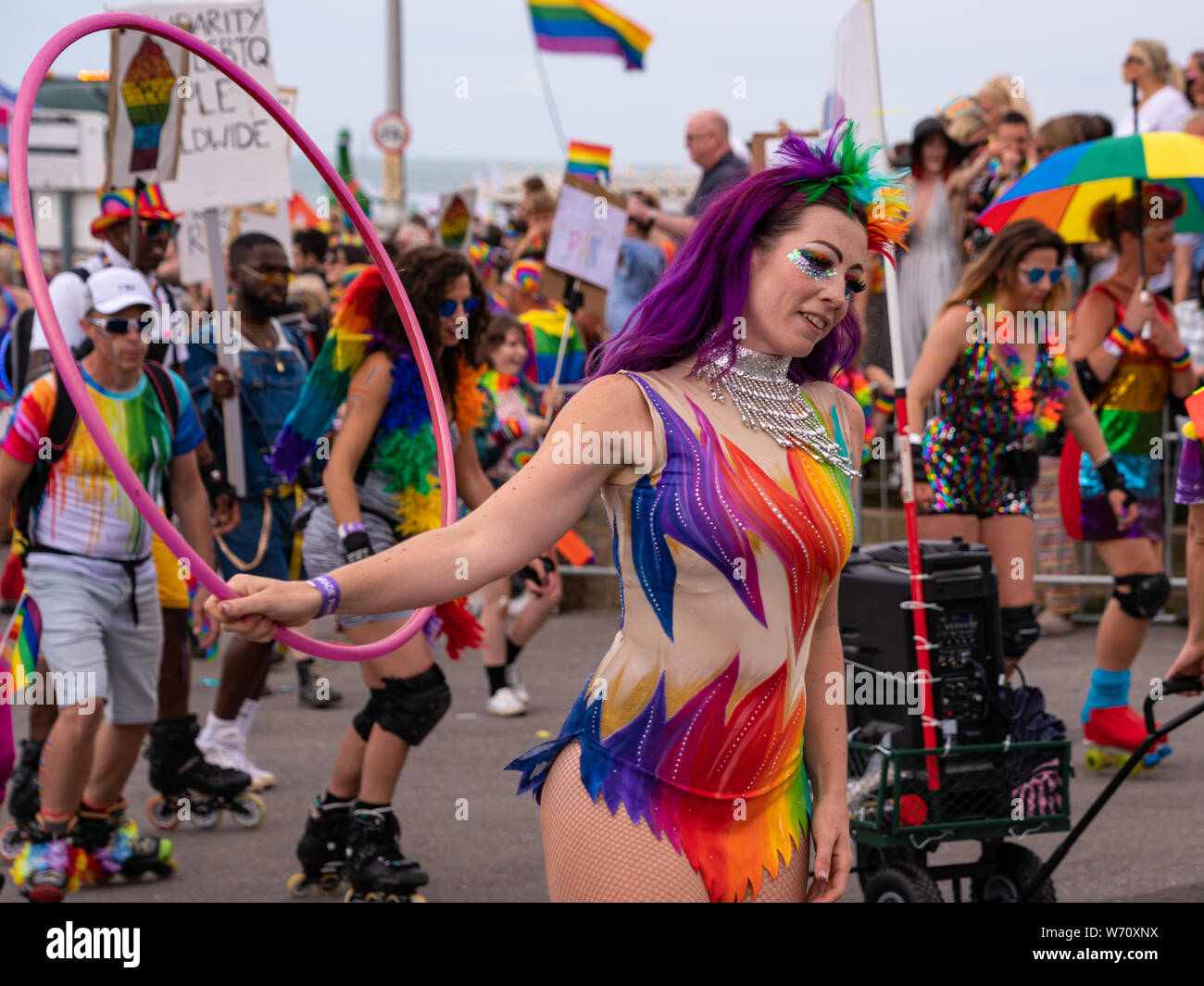 Donna con hula hoop alla Brighton Pride Parade Foto Stock