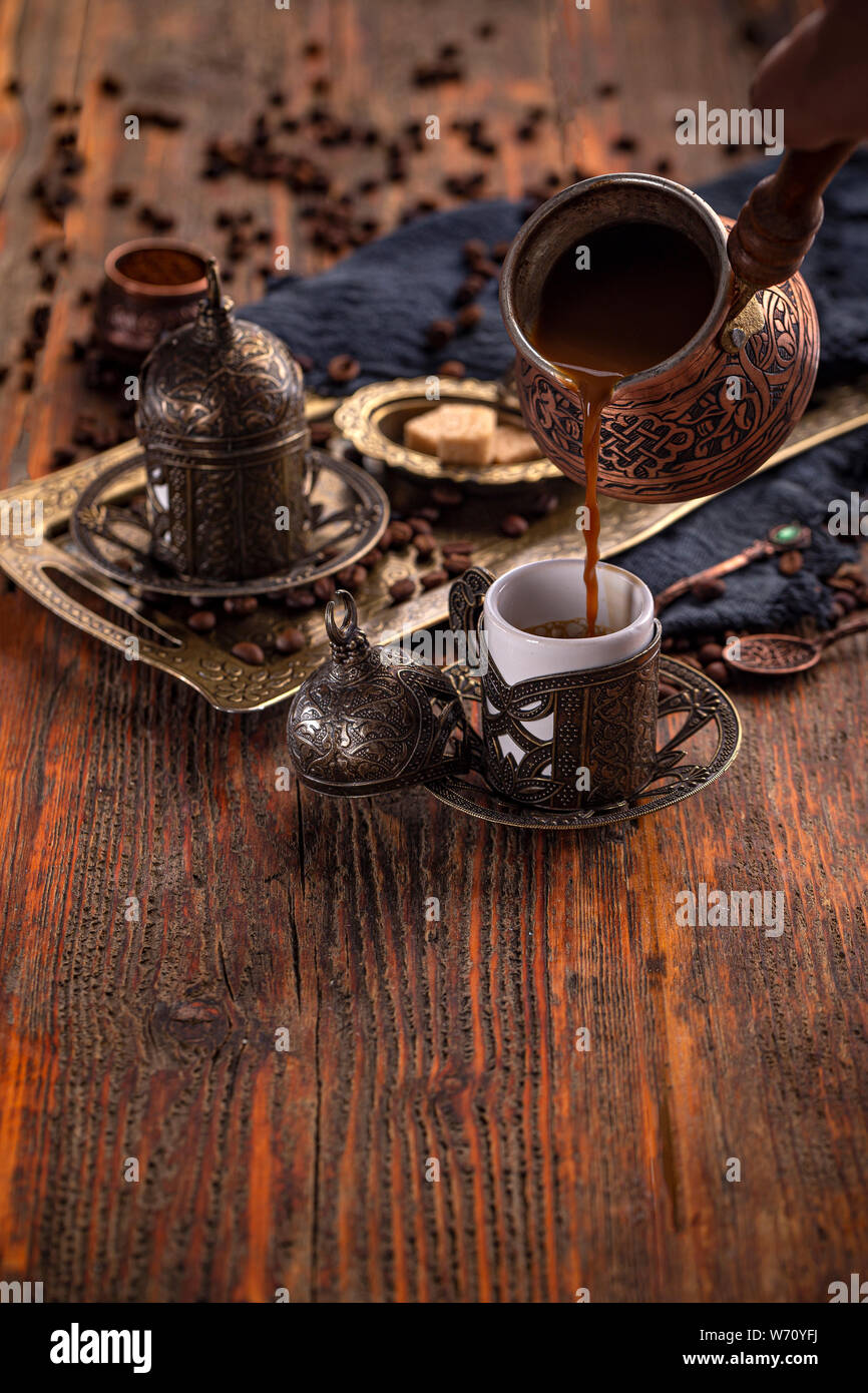 Tradizionale che serve il caffè turco su vintage sfondo di legno, spazio di copia Foto Stock