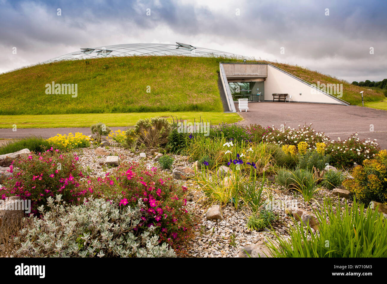 Regno Unito, Galles Carmarthenshire, Llanarthney, National Botanic Garden of Wales, il più grande del mondo di serra non supportato esterno Foto Stock