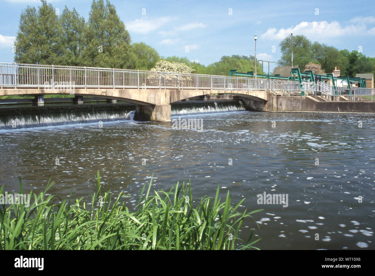 Weir, stazione di pompaggio, fiume Lea/Stort Hertfordshire Foto Stock