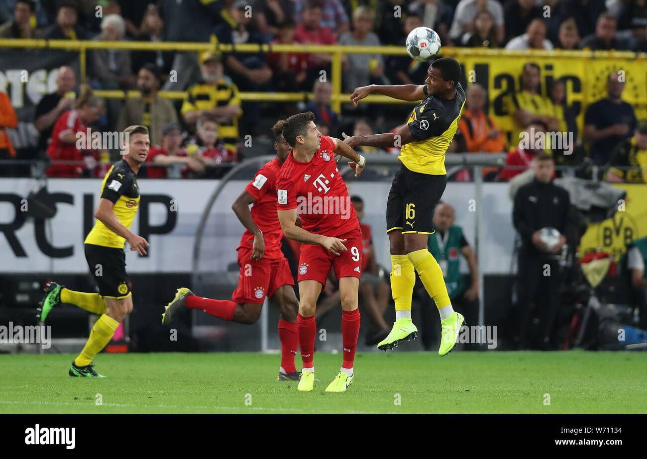 Firo: 03.08.2019, calcio, 1.Bundesliga, stagione 2019/2020, SUPERCUP 2019, BVB, Borussia Dortmund - Bayern Monaco di Baviera AKANJI, BVB destra versus LEWANDOWSKI | Utilizzo di tutto il mondo Foto Stock