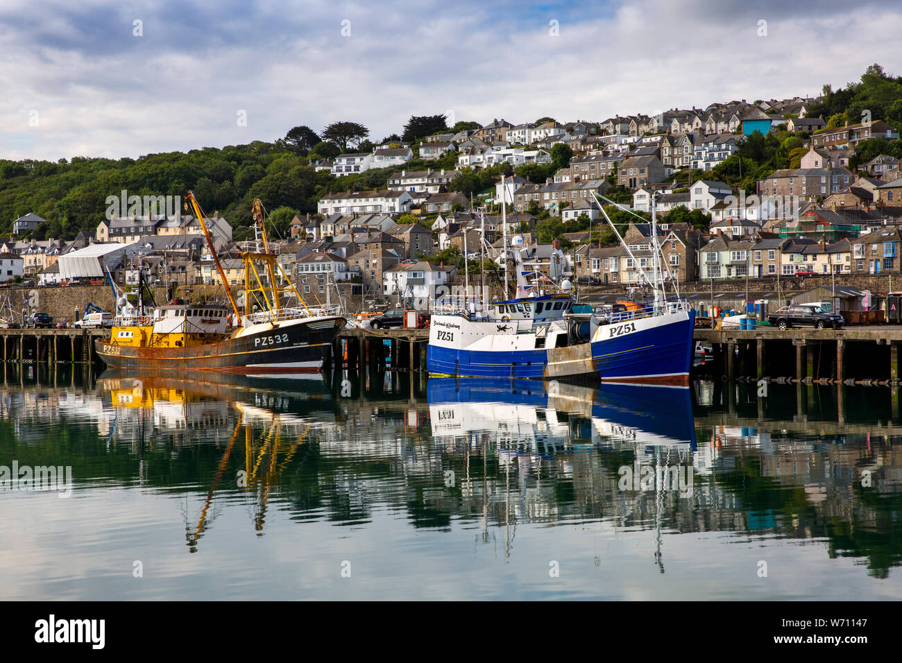 Regno Unito, Inghilterra, Cornwall, Newlyn, porto nord, pesca pescherecci da traino PZ532 Billy Rowney e PZ51 Govenek Ladram di ormeggio in banchina Gwavas Foto Stock