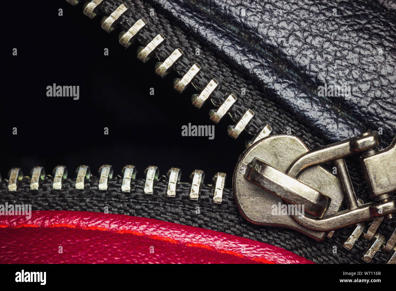 Close up zipper inossidabile nello zaino in pelle. Concetto di abbigliamento o di moda. Foto Stock