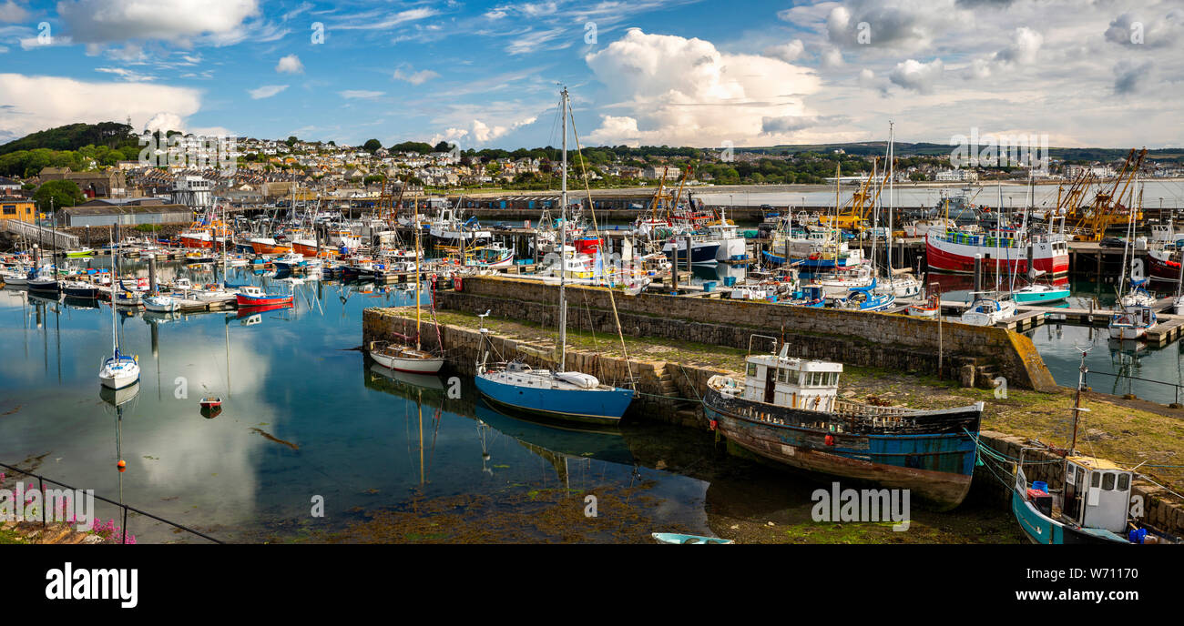 Regno Unito, Inghilterra, Cornwall, Newlyn, Porto, Old Quay e barche ormeggiate, panoramica Foto Stock