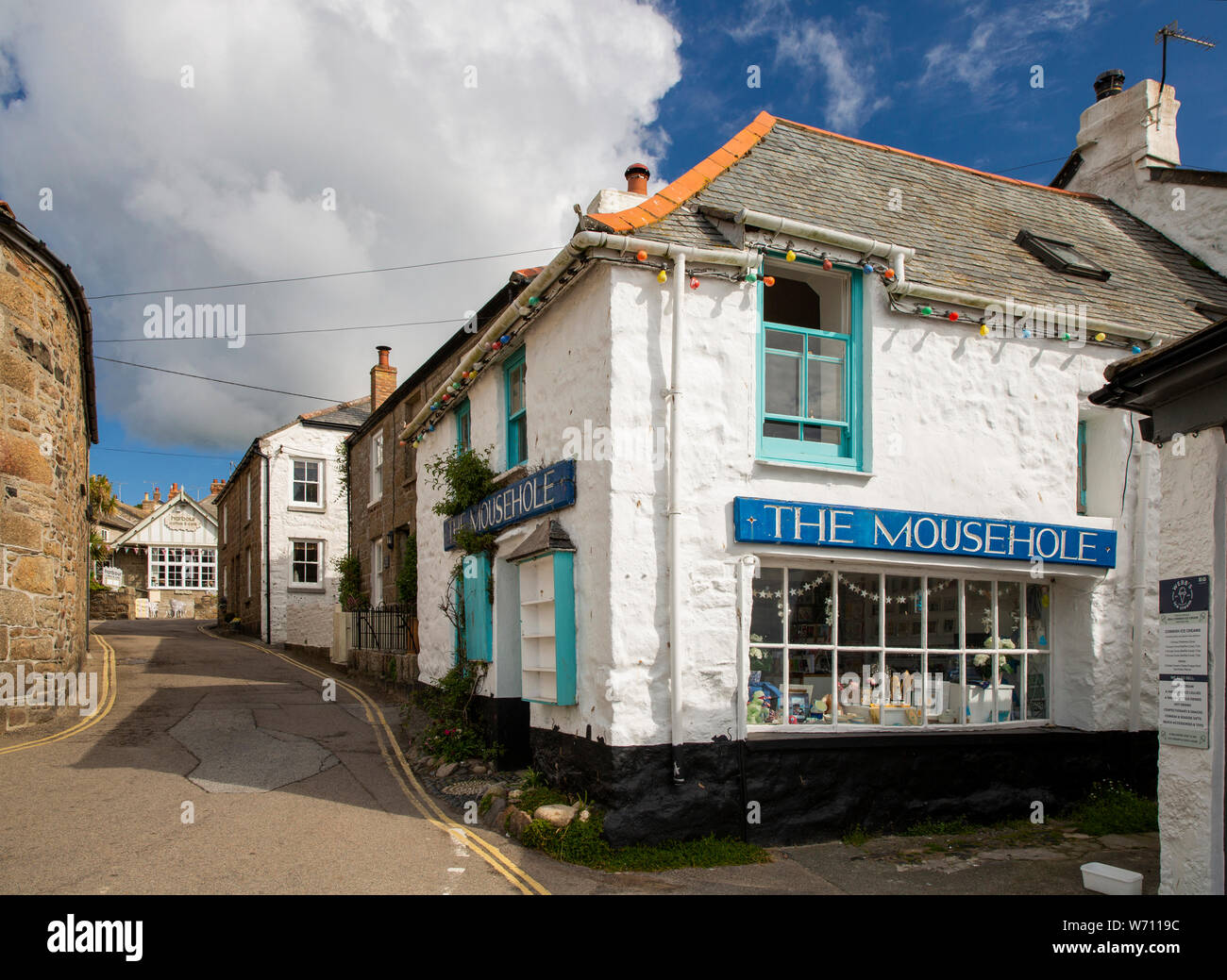 Regno Unito, Inghilterra, Cornwall, Mousehole, North Cliff, Quay Street, Il Mousehole regali Foto Stock