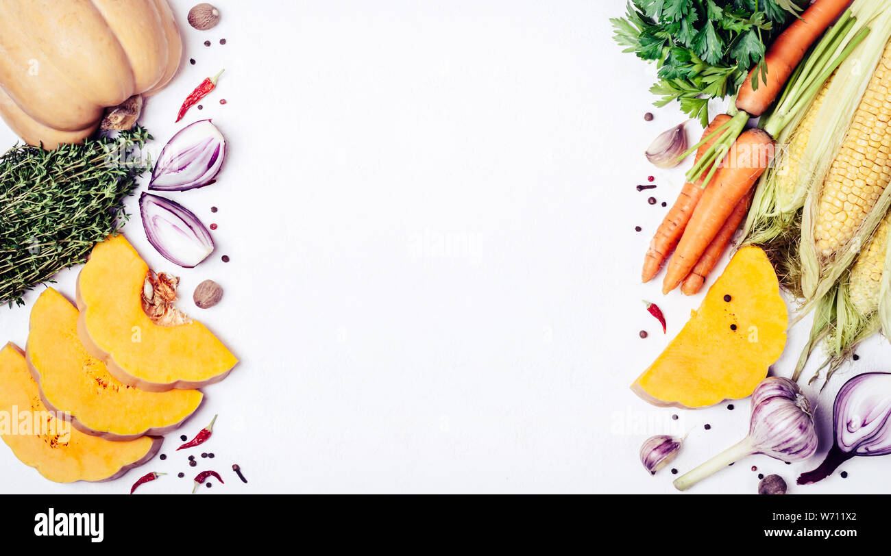 Autunno fresche verdure, erbe e spezie telaio. Posto per testo o la ricetta. Sana o cibo vegetariano. Foto Stock