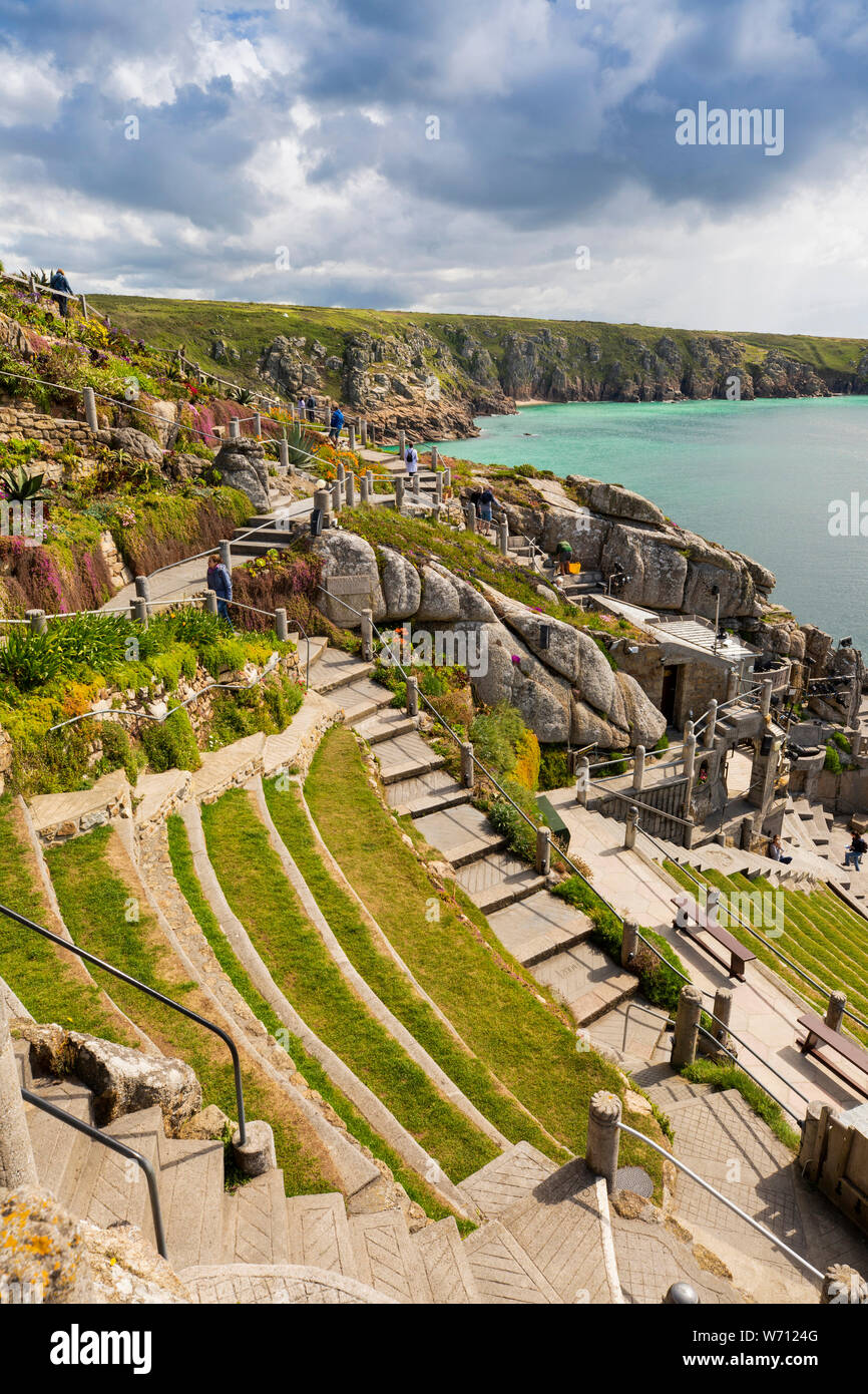 Regno Unito, Inghilterra, Cornwall, Porthcurno, Minack Theatre, terrazzati posti a sedere che portano fino alla fase Foto Stock