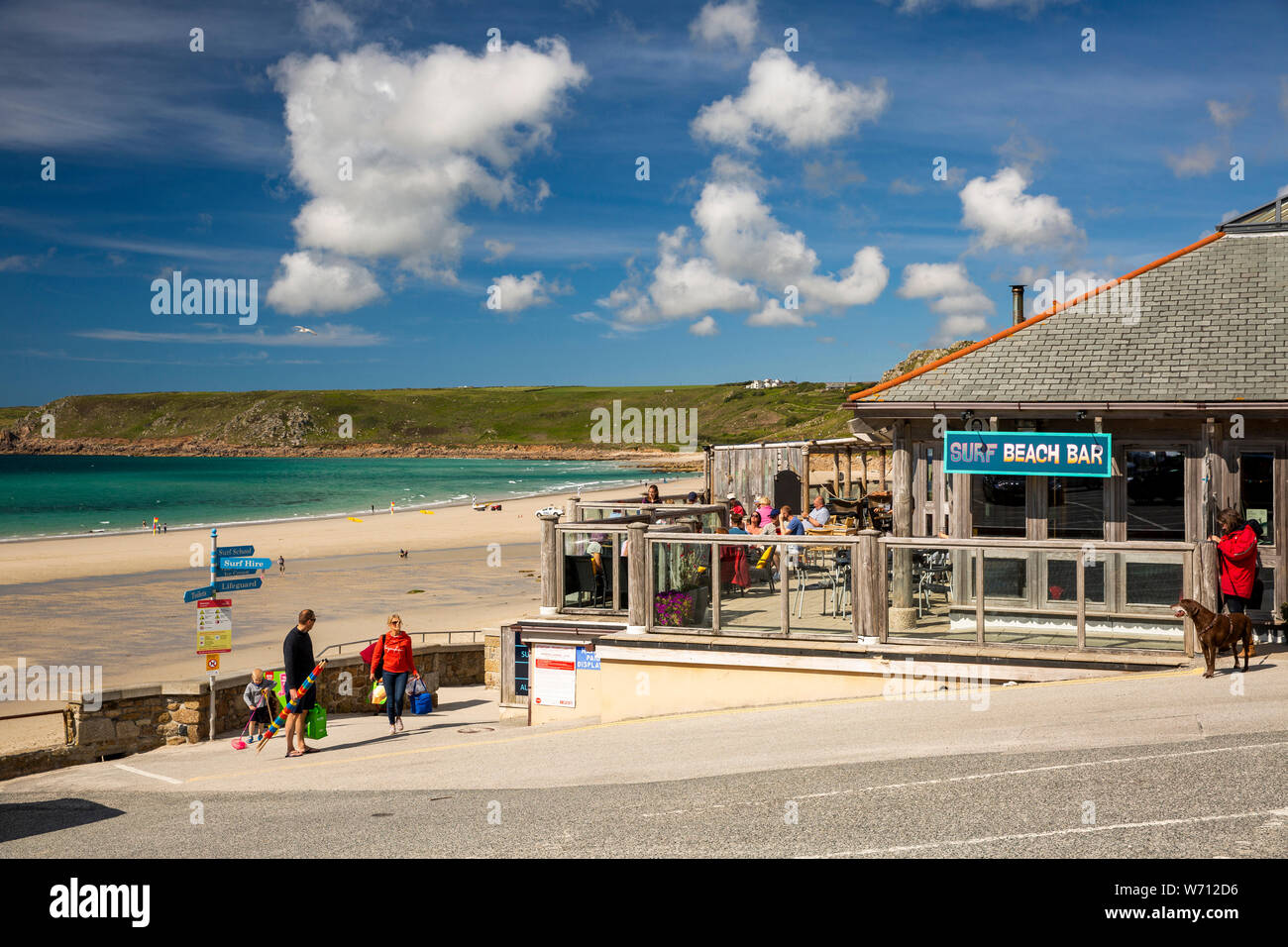 Regno Unito, Inghilterra, Cornwall, Sennen Cove, Surf Beach Bar sopra Whitesand Bay nella luce del sole Foto Stock