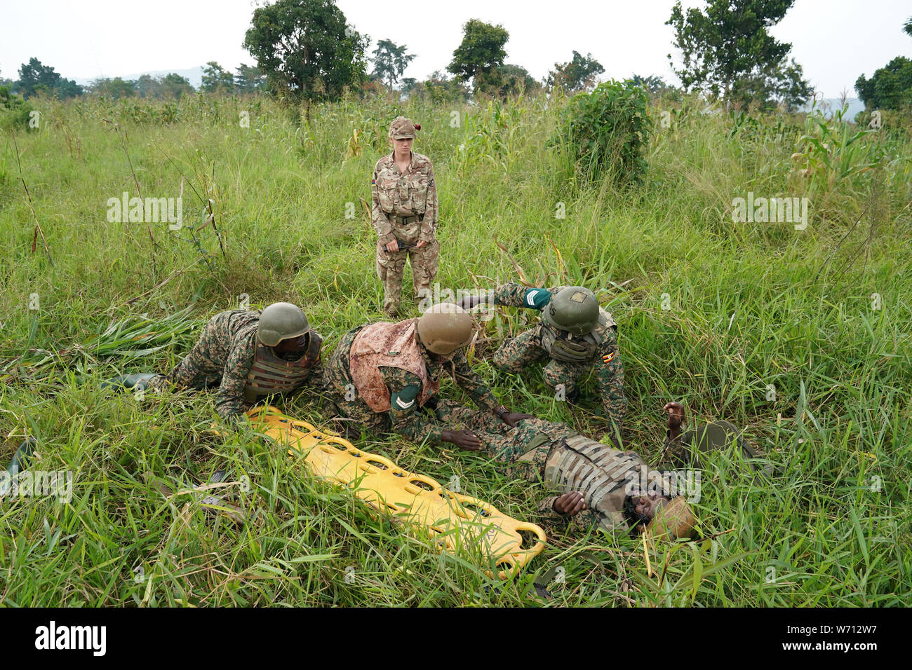 È sotto embargo per 0001 Lunedì 5 agosto caporale Lyndsey Jenkins, 28, un settore specializzato in combattimento di fanteria tecnico medico da Whitley Bay, Newcastle, contribuisce alla formazione di soldati ugandesi in Singo, Uganda. Foto Stock