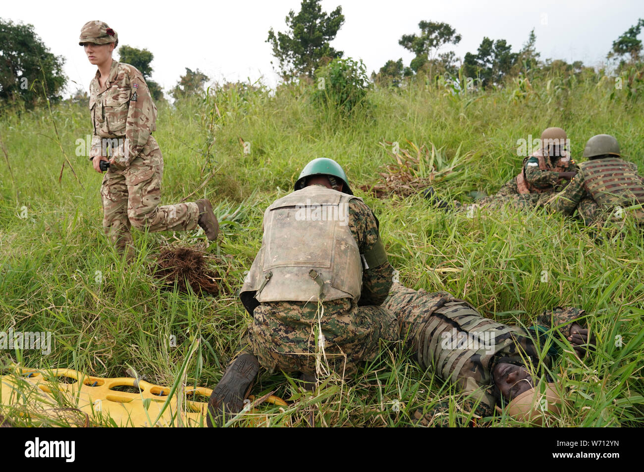È sotto embargo per 0001 Lunedì 5 agosto caporale Lyndsey Jenkins, 28, un settore specializzato in combattimento di fanteria tecnico medico da Whitley Bay, Newcastle, contribuisce alla formazione di soldati ugandesi in Singo, Uganda. Foto Stock