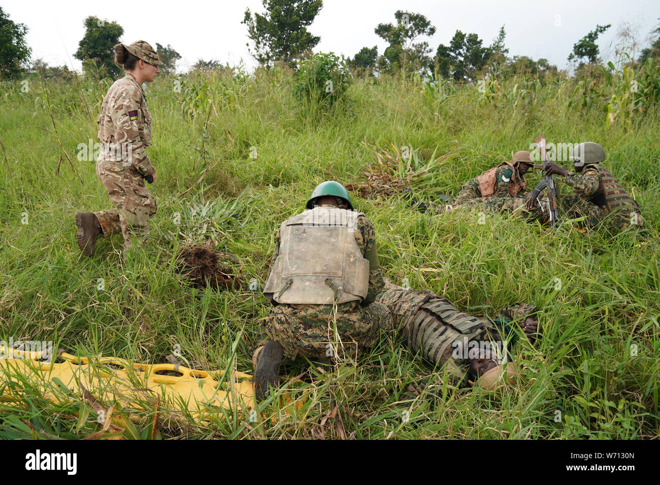 Lance corporal Lyndsey Jenkins, 28, un tecnico medico specializzato di combattimento di fanteria di Whitley Bay, Newcastle, aiuta a formare soldati ugandesi a Sano pronti per l'impiego in Somalia, dove aiuteranno a combattere il traffico di persone. Foto Stock