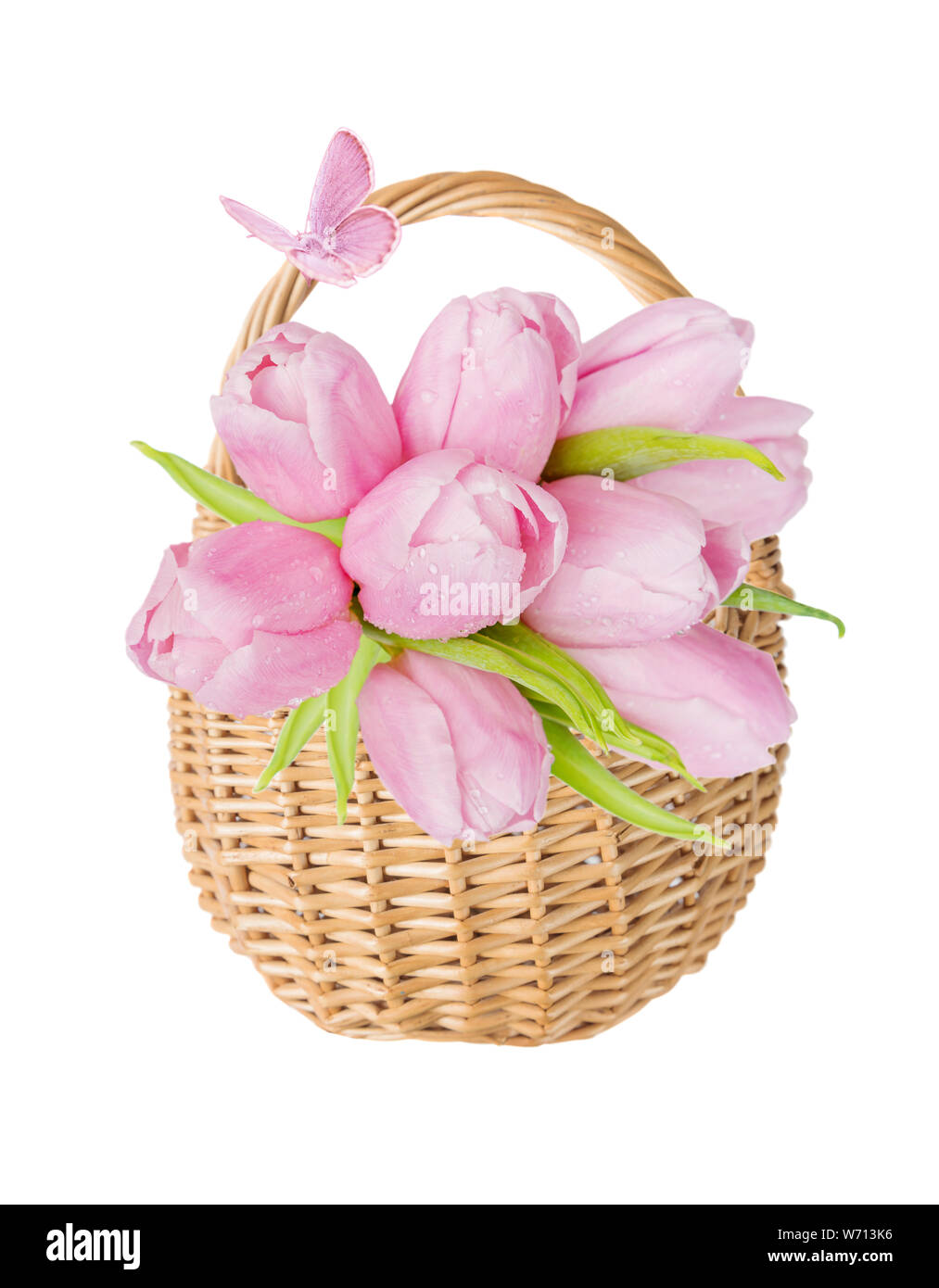 Bouquet di tulipani rosa fiori in wattled cesto di vimini naturale e pink butterfly, isolato su uno sfondo bianco, Foto Stock