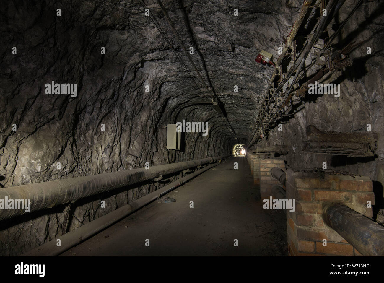 Gibilterra, Europa, marzo 2016. Questo comando e controllo bunker è stato costruito nel centro della Rocca di Gibilterra che proviene dal 1870 quando il Falmouth, Gibilterra e Malta Telegraph Company di cui un cavo sottomarino per il Rock e al di là è più di 500 metri sottoterra. Più tardi durante la seconda guerra mondiale è stato convertito nel comune di comunicazioni operative Center. Essa è stata costantemente ampliata dopo la guerra e divenne una NATO Communications Center (CommCen) per facilitare un più di 50 camere. Nel 2008 è stato chiuso e si è trasferita a Faslane. Dwight Eisenhower prevista operazione Torch in WWII da qui. Foto Stock