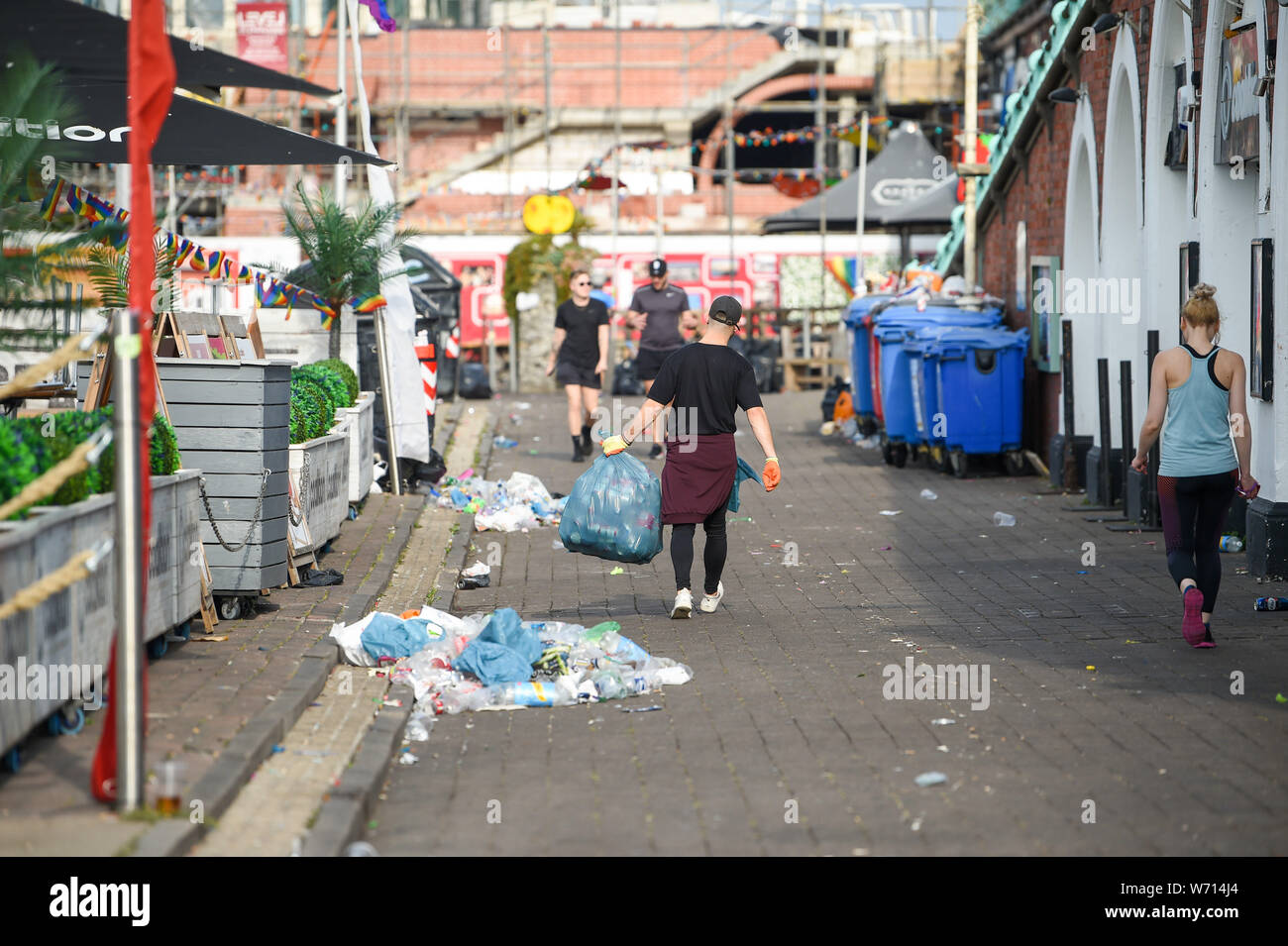 Brighton, Regno Unito. 4 agosto 2019. Un esercito di volontari e lavoratori del consiglio pulizia spiaggia di Brighton e dal lungomare la mattina presto il dopo l annuale Pride Parade attraverso la città . Migliaia di visitatori stanno frequentando il Brighton e Hove Pride eventi nel corso di questo fine settimana . Credito: Simon Dack/Alamy Live News Foto Stock