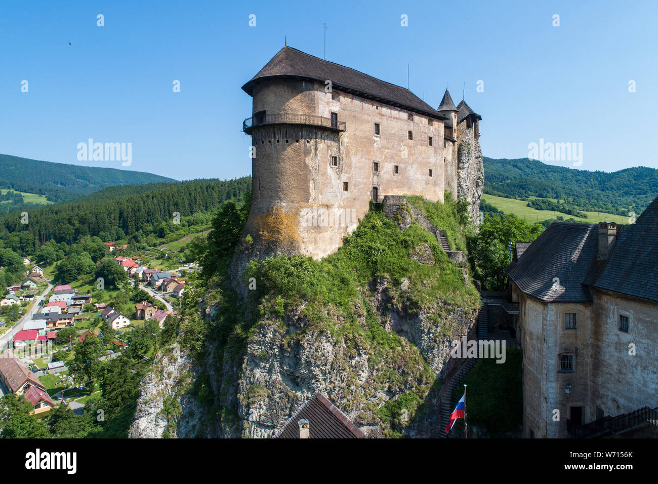 Castello di Orava - Oravsky Hrad in Oravsky Podzamok in Slovacchia. Fortezza medievale sul estremamente alta e ripida scogliera. Vista aerea. Foto Stock