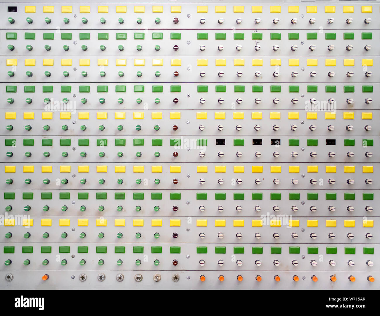 Pannello di controllo pulsanti Sfondo. Giallo e pulsanti verdi Foto Stock