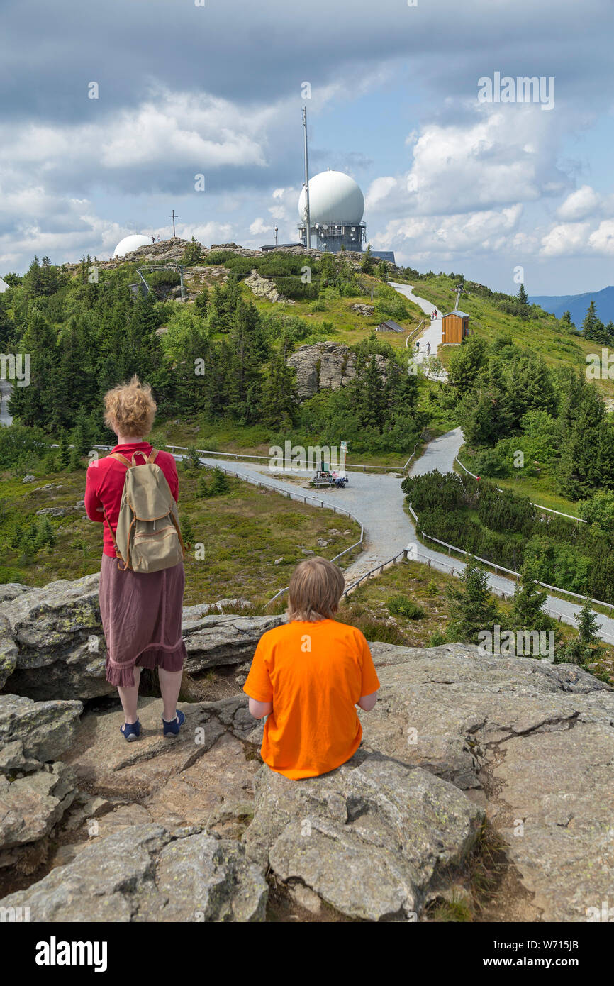 La cupola di ricetrasmissione sul vertice principale, vista da sud, grande Arber, Foresta Bavarese, Baviera, Germania Foto Stock