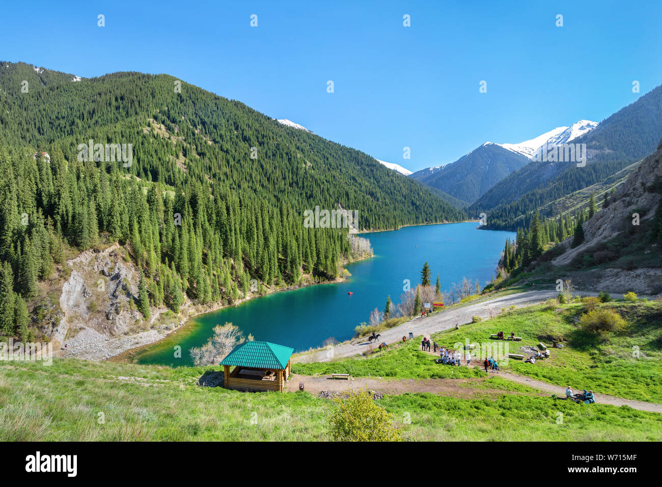 Vista del basso lago Kolsay dal punto di osservazione, regione di Almaty, Kazakhstan Foto Stock