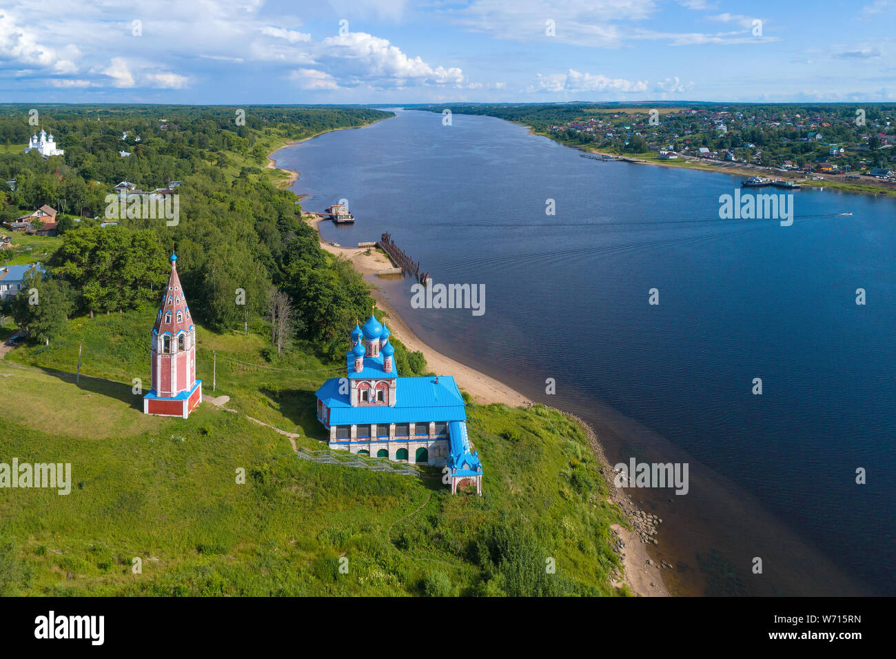 La vecchia chiesa dell Icona della Madre di Dio di Kazan sulle rive del fiume Volga su un giorno di estate (fotografia aerea). Tutaev, Russia Foto Stock