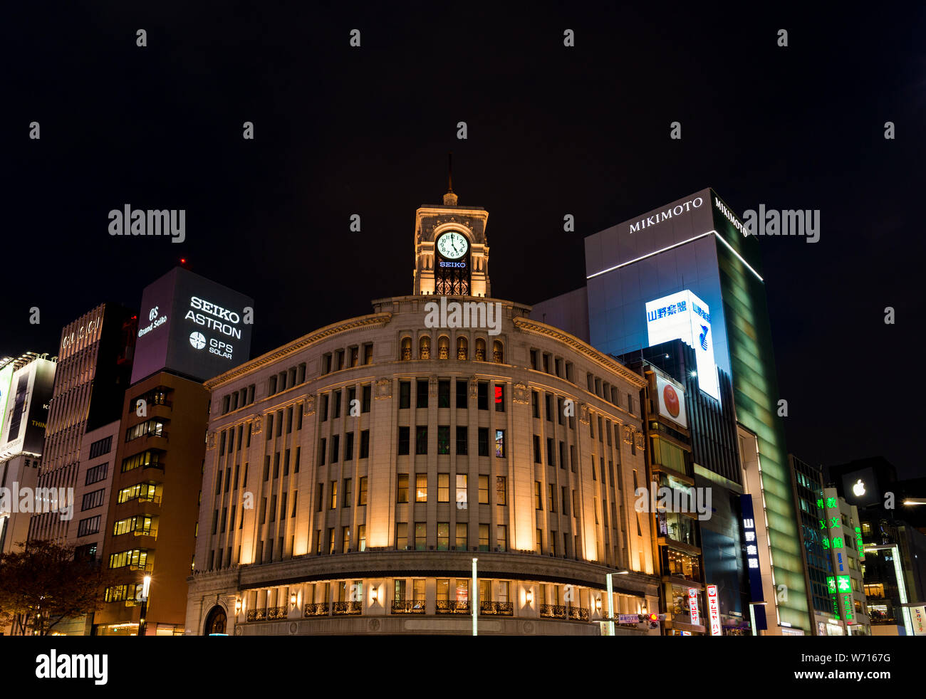 Vista notturna di art deco Wako edificio con la sua iconica Clocktower simbolo della moda di Ginza e il quartiere di lusso nel centro di Tokyo Foto Stock