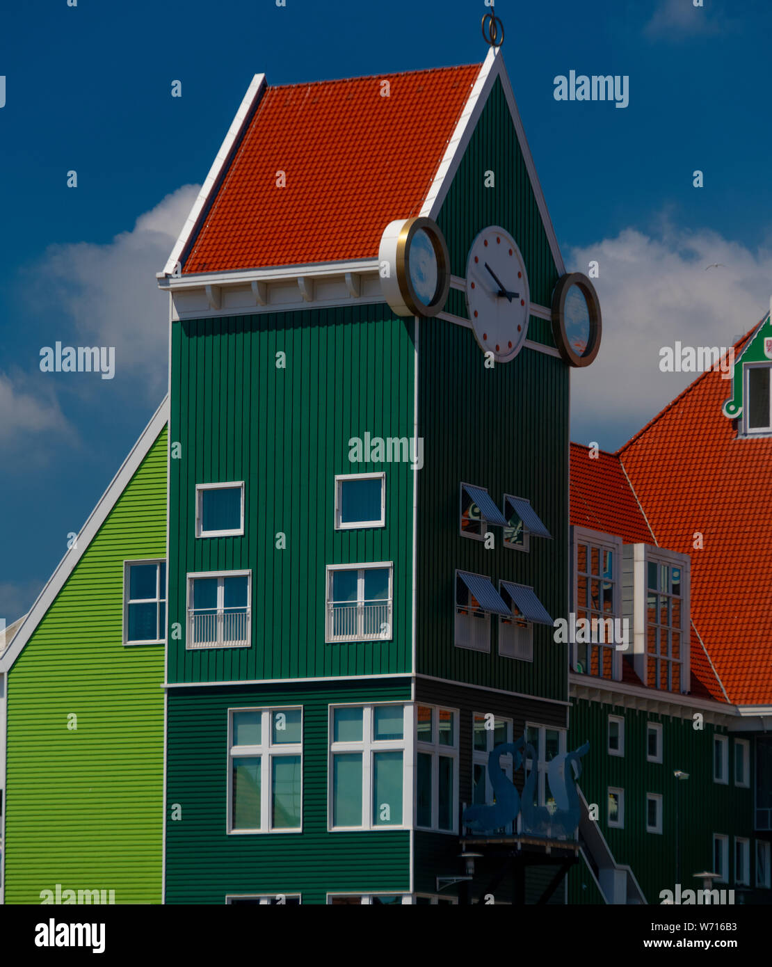 Architettura tradizionale ispirata con nuovo a Zaanstad centro città in Paesi Bassi Foto Stock