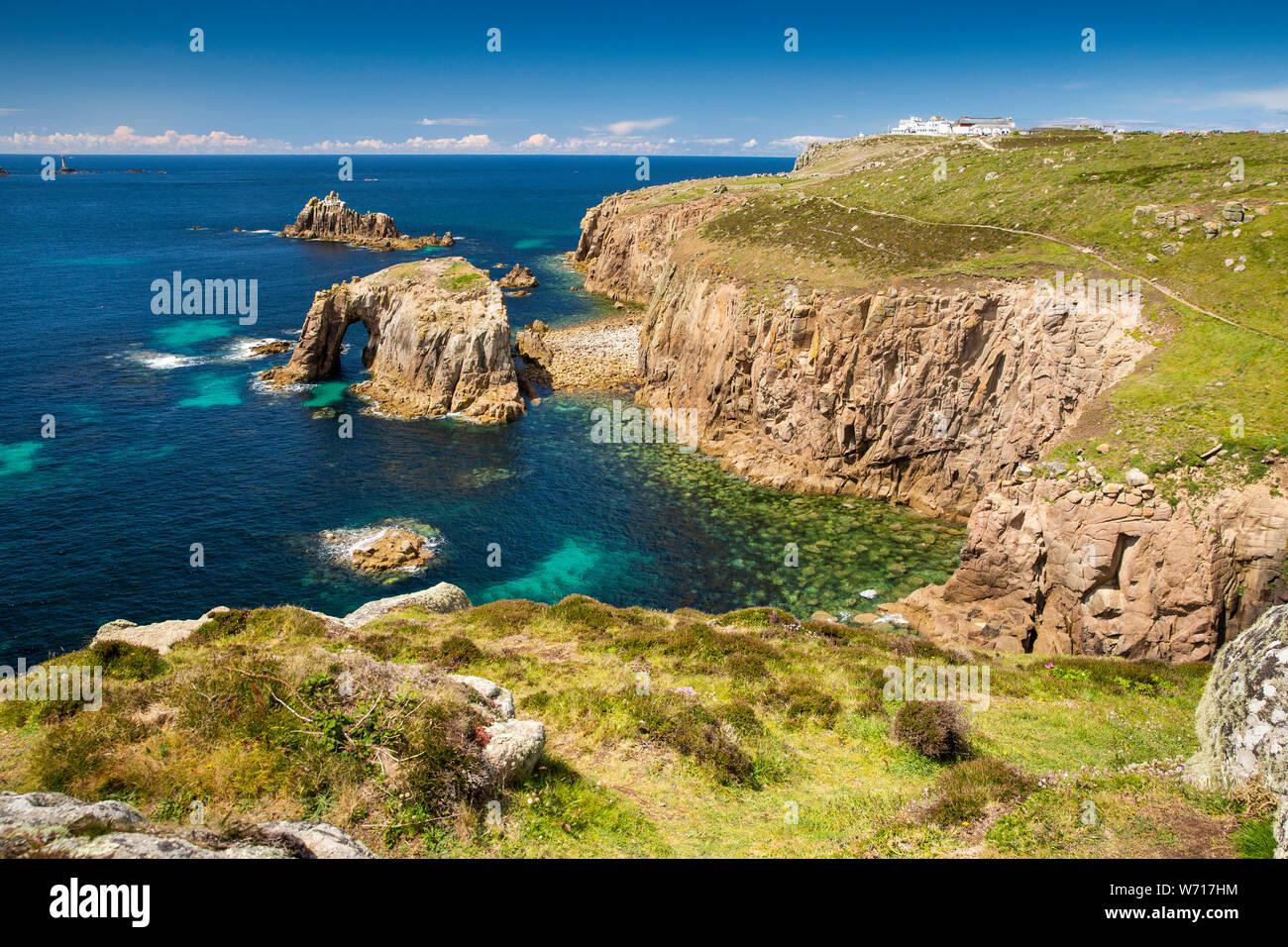 Regno Unito, Inghilterra, Cornwall, Sennen, Land's End, Enys Dodnan island arch e armato cavaliere dal punto Pordenack Foto Stock