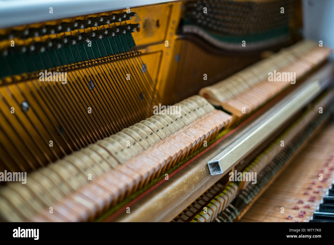 I dettagli all'interno del piano con le tastiere e pianoforte-stringa Foto Stock