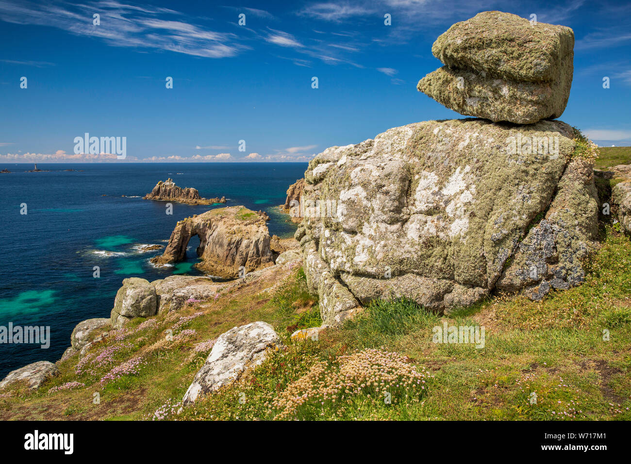 Regno Unito, Inghilterra, Cornwall, Sennen, Land's End, Pordenack punto, pietra in granito formazione al di sopra Enys Dodnan island arch e Cavaliere armato Foto Stock