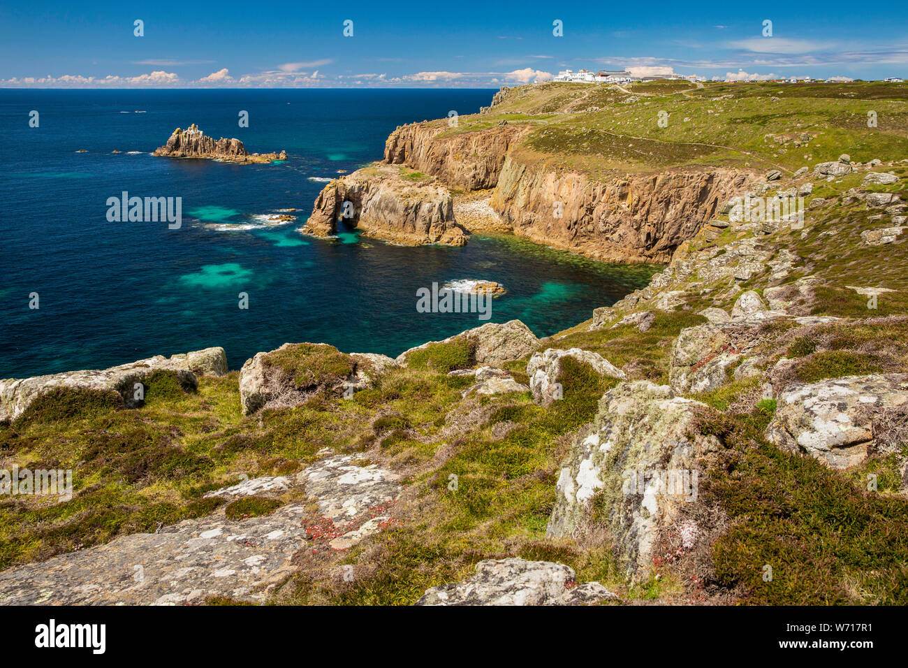 Regno Unito, Inghilterra, Cornwall, Sennen, Land's End, Enys Dodnan island arch e armato cavaliere dal punto Pordenack Foto Stock