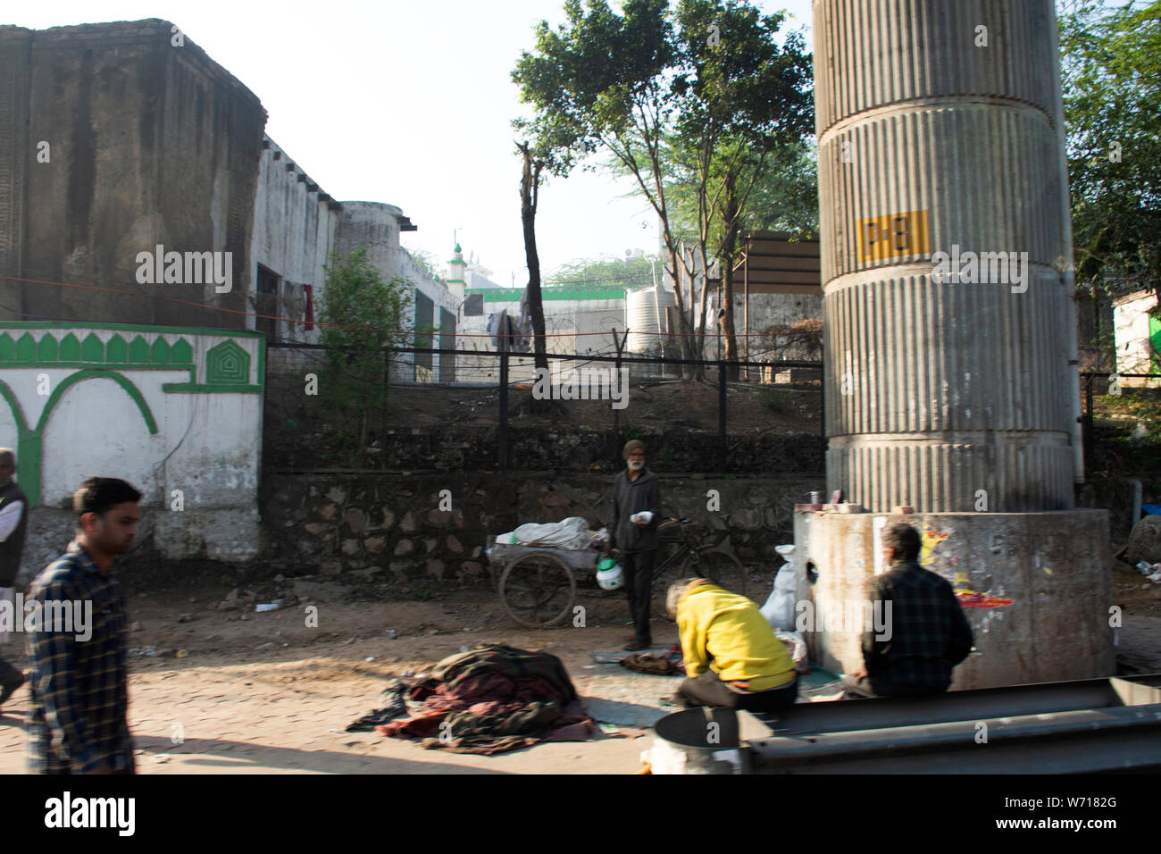 La vita e lo stile di vita di indiani e stranieri persone accanto alla strada del paesaggio rurale in mattina tempo alla città di Delhi il 18 marzo 2019 a New Delhi, ho Foto Stock