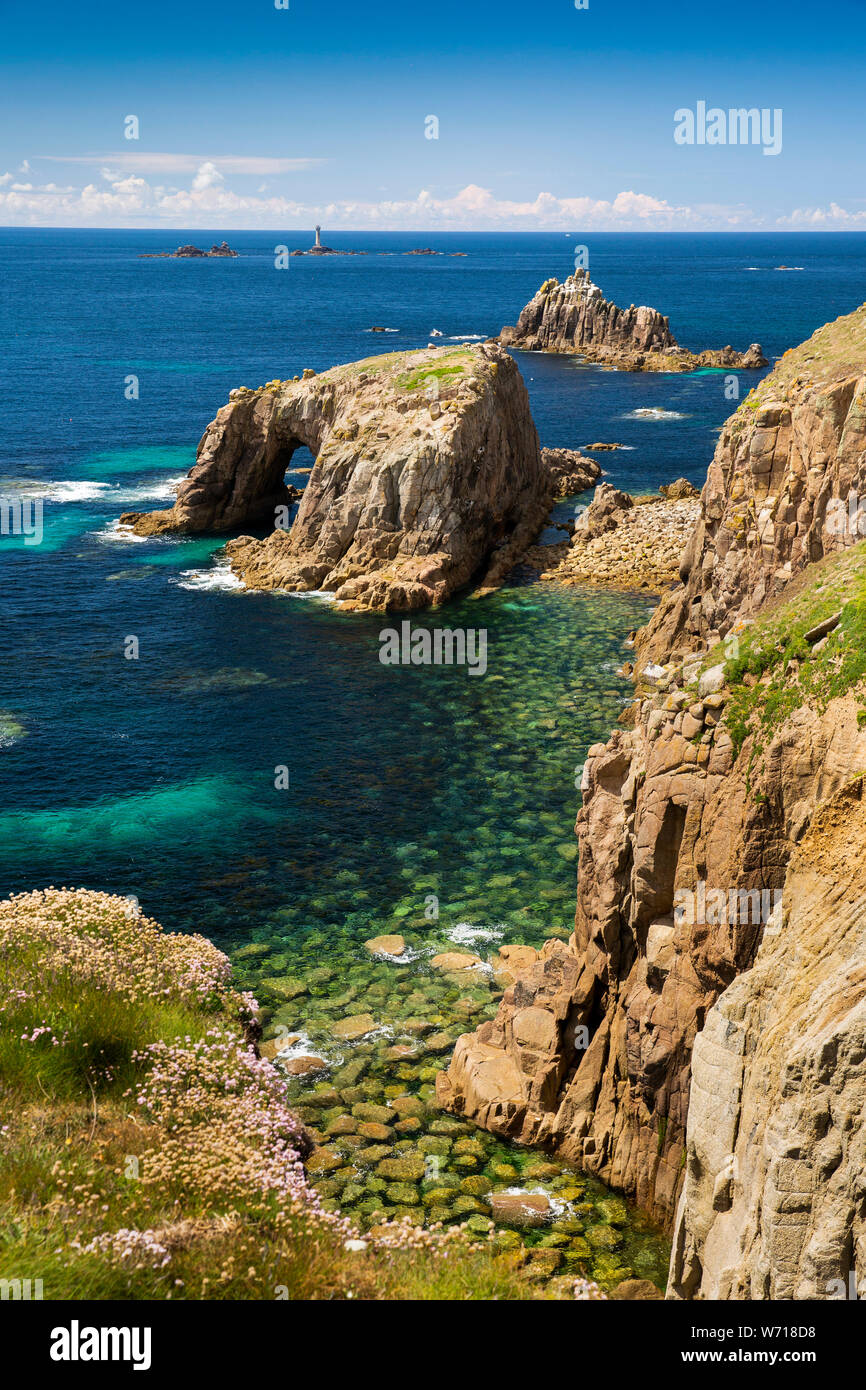 Regno Unito, Inghilterra, Cornwall, Sennen, Land's End, Enys Dodnan island arch e armato cavaliere da Carn allegria Foto Stock