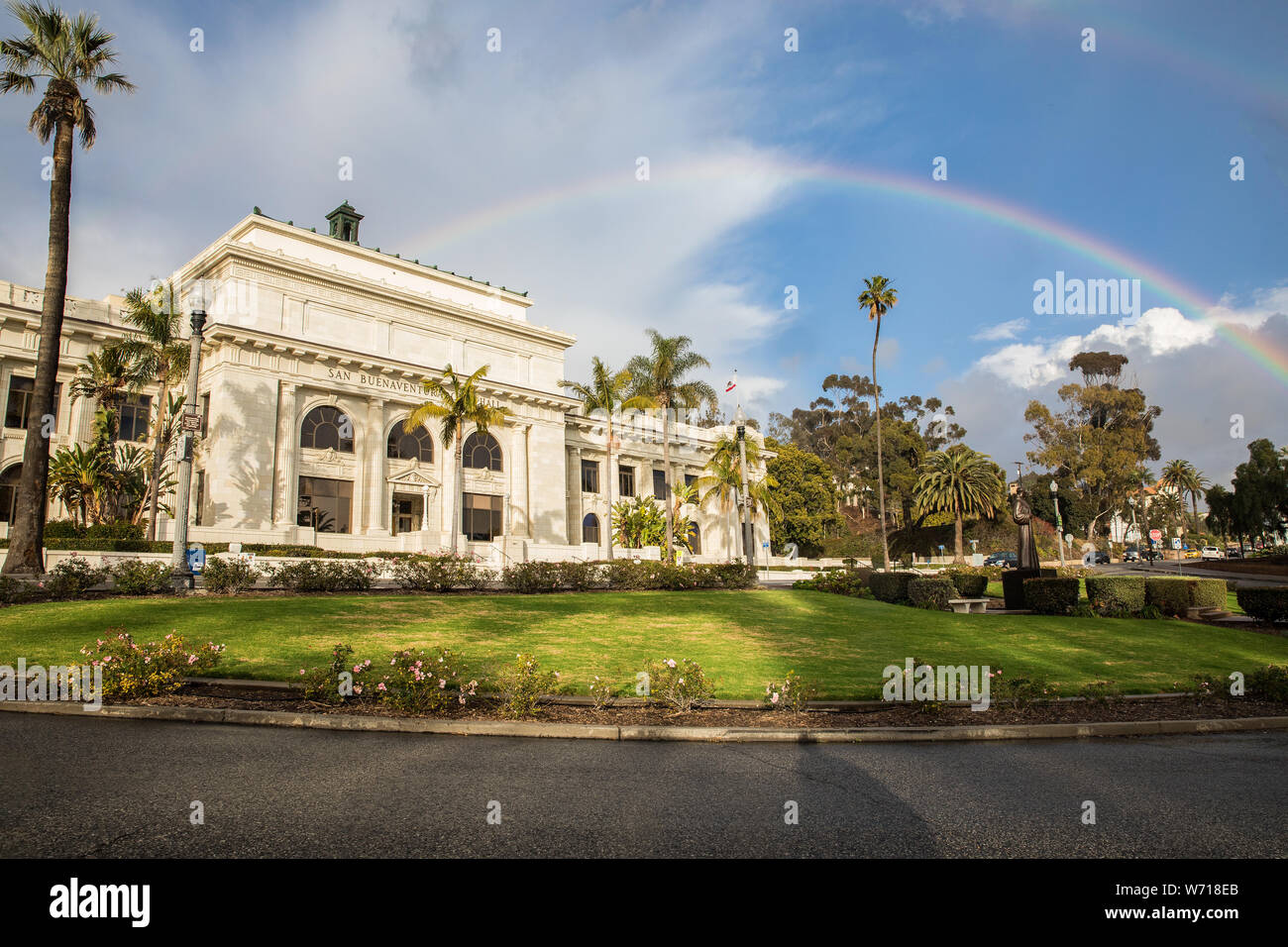 Il Tribunale presso la California Street nel bellissimo centro cittadino di Ventura, ca., appena dopo un acquazzone. Gennaio, 2019 Foto Stock