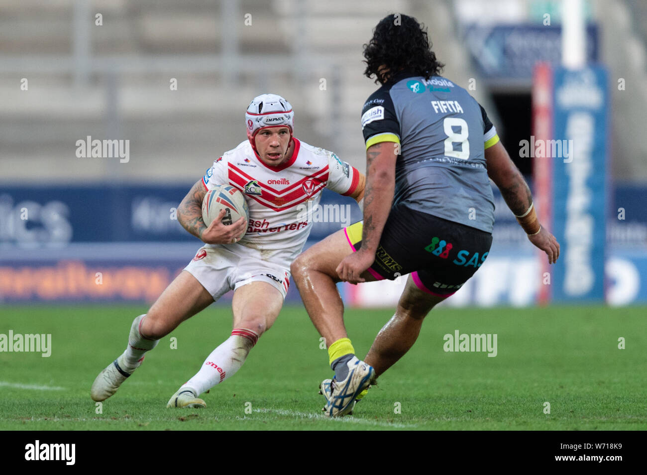 2 agosto 2019 , totalmente Wicked Stadium, St Helens, Inghilterra; Betfred Super League, rotonda 24, St Helens vs Wakefield Trinity ; Theo Fages di St Helens anatre sotto la sfida di David Fifita di Wakefield Trinity Credit: Richard Long/news immagini Foto Stock