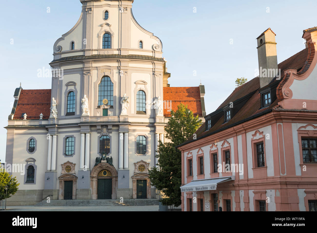 La mattina presto luce che brilla sulla Basilica di Sant'Anna in Altotting, Germania Foto Stock