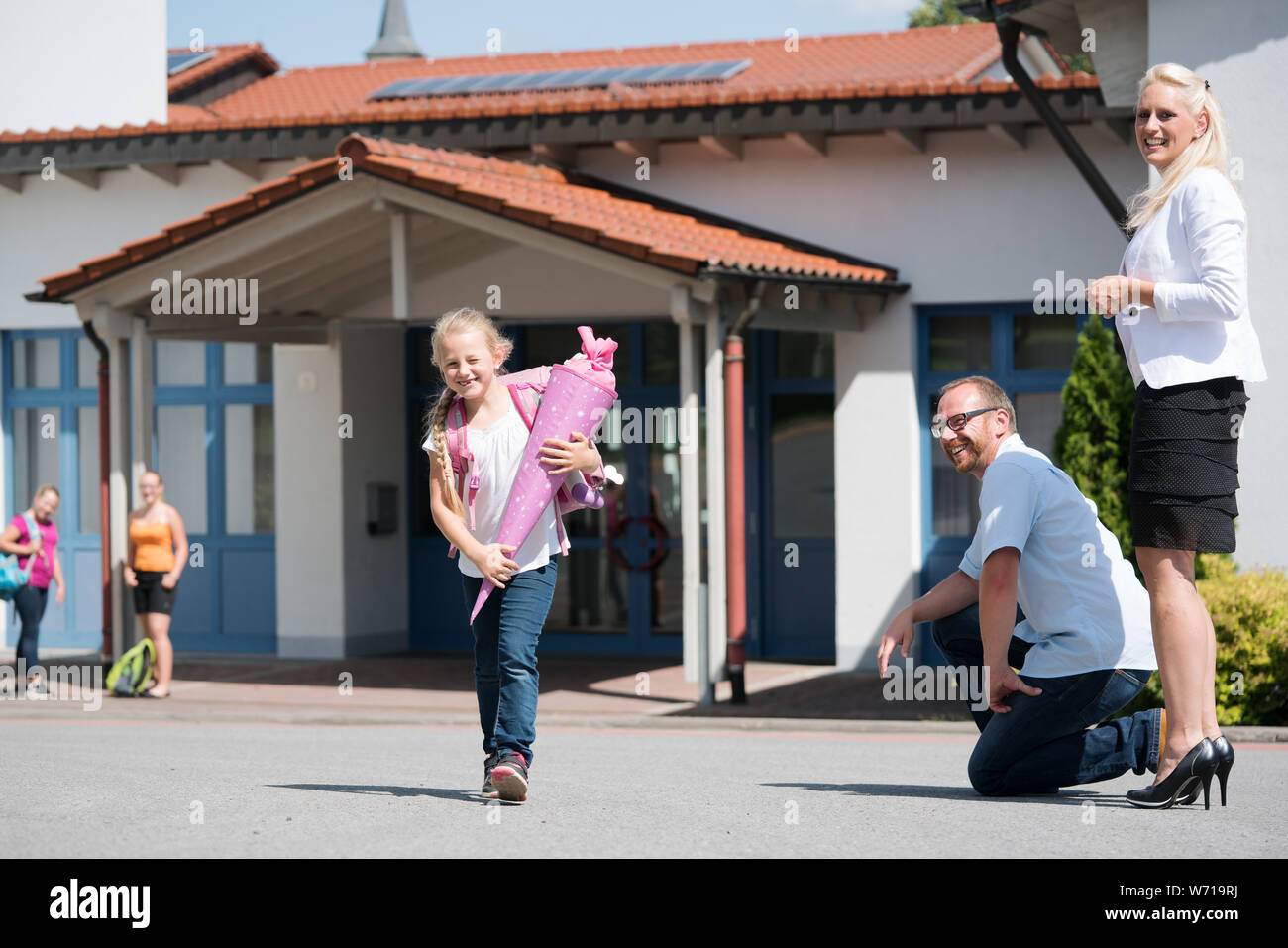 Bambina uscendo dalla scuola dopo il suo primo giorno Foto Stock