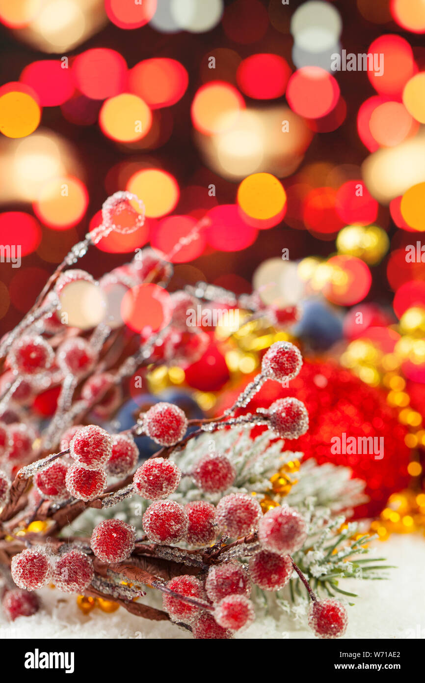 Natale Rosso holly bacche contro abstract bokeh sfondo luminoso Foto Stock