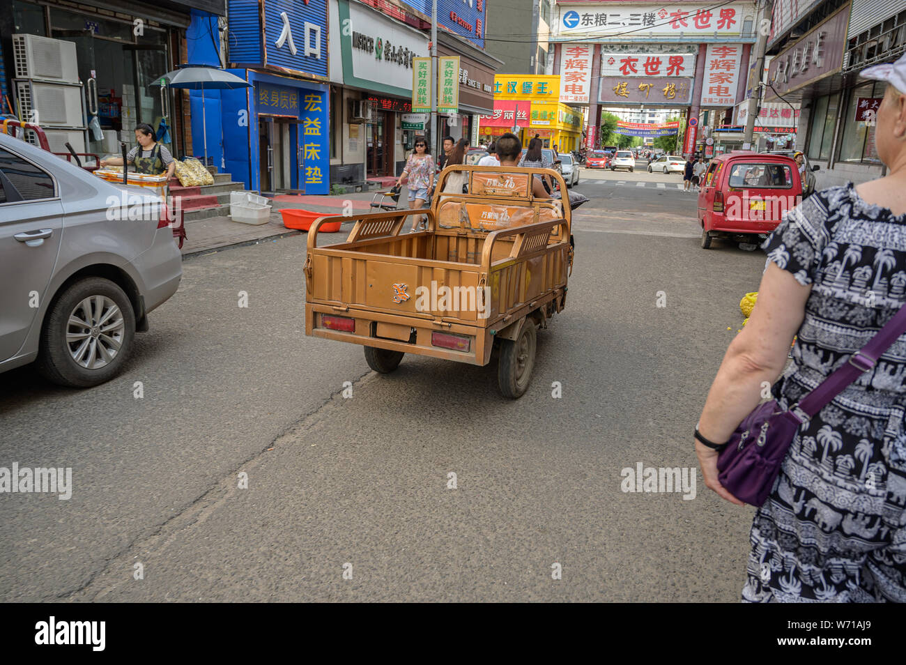 MISHAN, Cina - 28 luglio 2019: Moto-auto (triciclo) auto in strada di Mishan. Mishan è una contea-livello città nel sud-est del Heilongjiang P Foto Stock