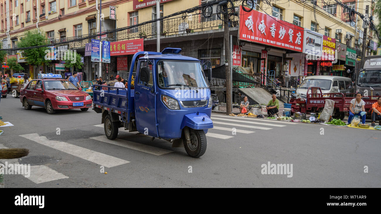 MISHAN, Cina - 27 luglio 2019: Moto-auto (triciclo) auto in strada di Mishan. Mishan è una contea-livello città nel sud-est del Heilongjiang P Foto Stock