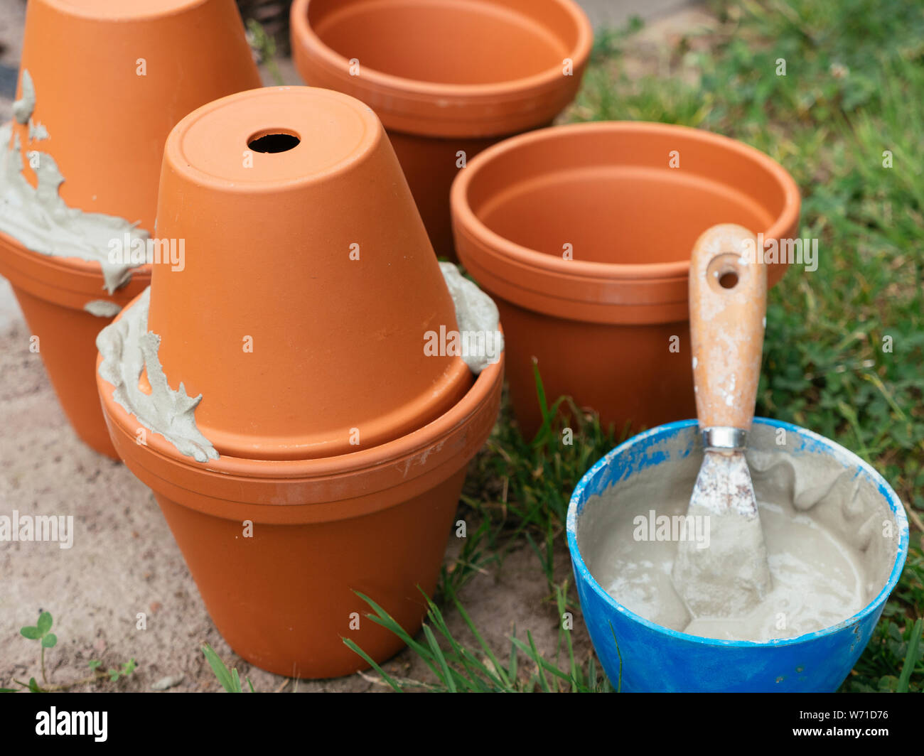 Rendendo pentola di creta iirrigation sistema utilizzando materiali non smaltati vasi di terracotta. Foto Stock