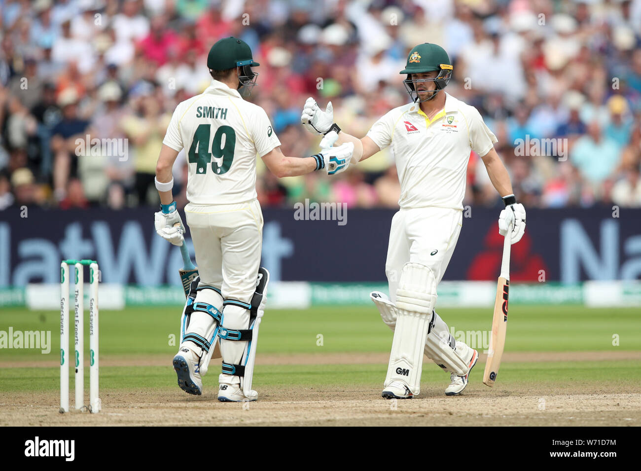 Inghilterra Steve Smith (sinistra) e testa di Travis celebrano il loro un centinaio di partenariato durante il giorno quattro delle ceneri Test match a Edgbaston, Birmingham. Foto Stock